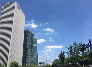 城市高楼与蓝天绿树景观