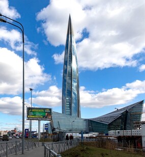 高耸入云的现代摩天大楼