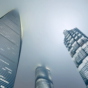 仰望都市摩天大楼