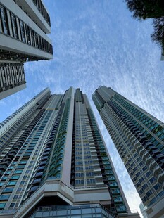 仰观摩天高楼与蓝天