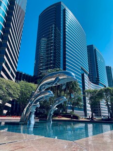 城市中灵动的海豚喷泉景观