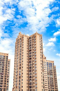 蓝天白云下的高层住宅楼