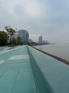 城市河畔玻璃观景平台