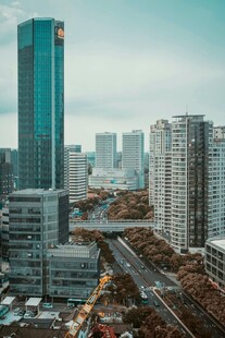 城市高楼与街道景观