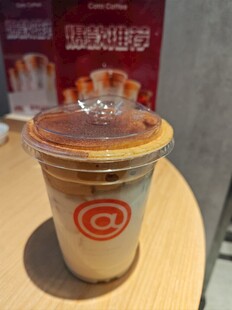 瑞幸咖啡杯置于木桌上