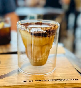 透明杯中美味咖啡特写