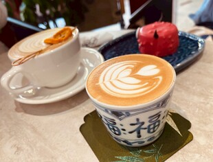 两杯精美拉花咖啡