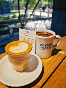 木质桌上的两杯特色咖啡