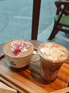 两杯精致饮品置于木盘上