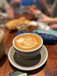 精致拉花咖啡摆于桌前