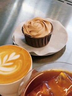 美味咖啡与精致甜点