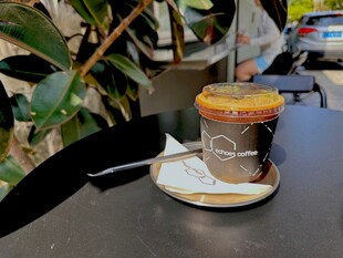 户外桌上的特色咖啡饮品