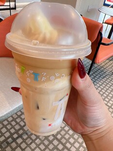 手持缤纷冰饮超诱人