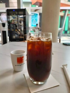 桌上的冰咖啡与小杯饮品