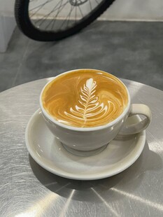 精致拉花咖啡置于金属桌面