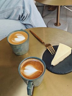 两杯咖啡与一块芝士蛋糕