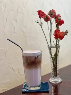 奶昔与红花的惬意组合