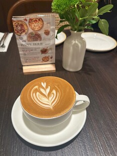 精致拉花咖啡静谧午后时光