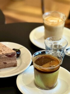 精致甜点与饮品组合