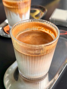 分层拿铁咖啡特写
