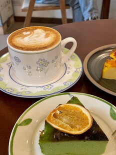 精致咖啡与特色糕点组合