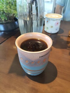 手绘杯中的深色饮品