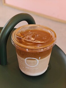 透明杯装棕色饮品