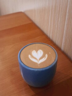 蓝色杯中的拉花咖啡