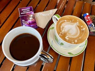 两杯咖啡与小吃的惬意时光