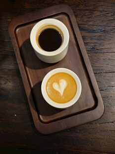 木质托盘上的两杯咖啡
