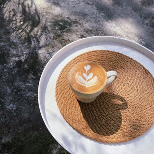 阳光下的精致拉花咖啡