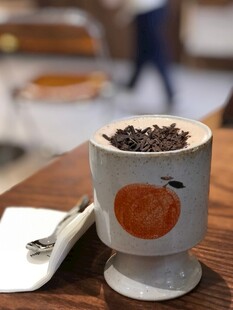 陶瓷杯中的咖啡豆特写