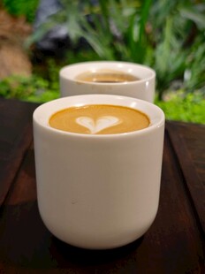 三杯拉花咖啡摆于木桌