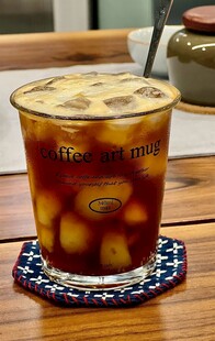 冰咖啡置于多彩杯垫上