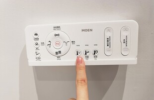 手指操作白色电器控制面板