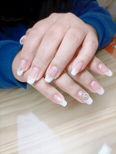 精致美甲的女性双手