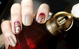 精致美甲搭配复古香水瓶