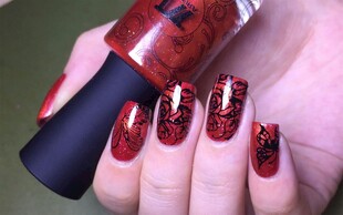 红色美甲配黑色指甲油