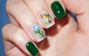 绿色美甲配精致花朵图案