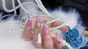 精致美甲搭配饰品展示