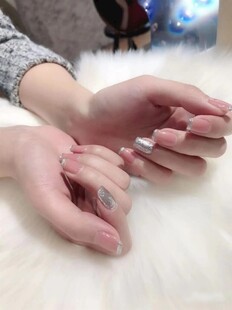 精致美甲手部特写展示