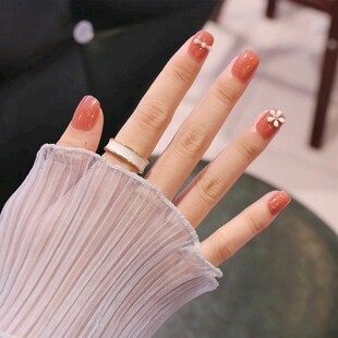 精致美甲搭配时尚戒指