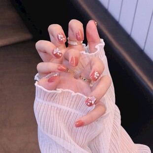 精致美甲搭配个性戒指