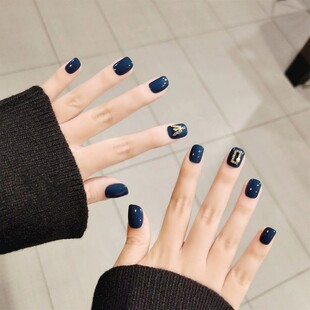 深蓝美甲搭配个性装饰