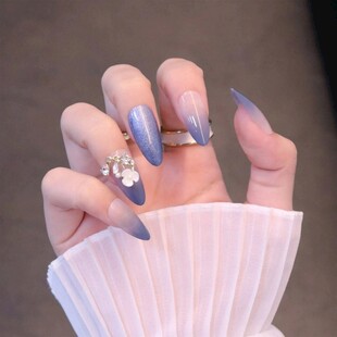 渐变美甲配精致戒指展示