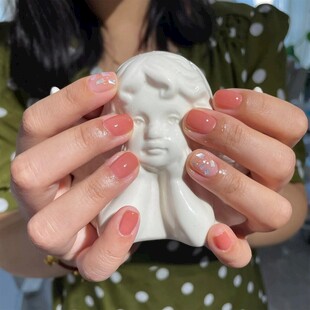 女子手持人脸石膏模型