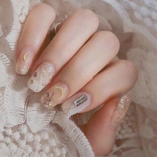 精致美甲尽显优雅气质