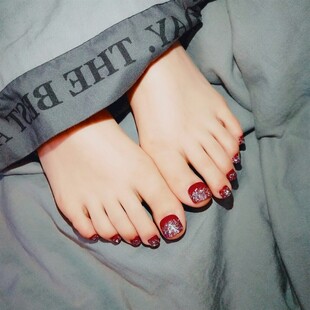 涂红指甲的女性美足