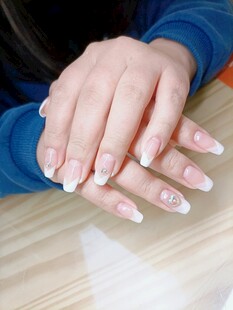 精致美甲的修长女性双手