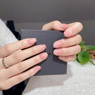 女性美甲特写展示手部细节